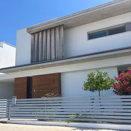 Town Villa With Private Pool 빌라 라르나카